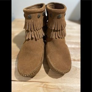 Minnetonka Hi-Top Boot Size 9